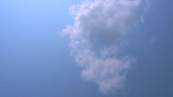 Cumulus Puffy Brilliant White Clouds Blue Sky Background Slowly Movehorizontal — Stock Video