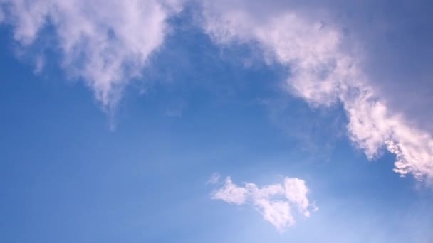 Grupp Cumulus Vita Moln Rör Sig Blå Himmel Och Försvinner — Stockvideo