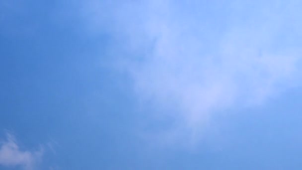雲のアルトストラタス青灰色のシートは 昼間の青空に空をカバーしています — ストック動画