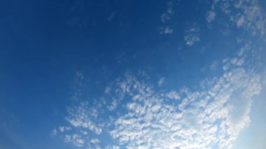 Altostratus mavimsi-gri bulutlar gökyüzünü kaplıyor gündüz vakti.
