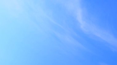 Güneş batmadan önce gökyüzünde soyut stratus bulutları yükselir. İlkbahar havası sersemletir. güzel bulut görüntüleri