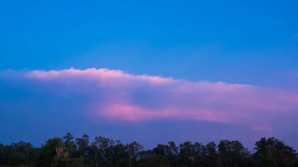 Abstrakter Himmel Blauer Himmel Horizontal Mit Schönen Geschwollenen Flauschigen Wolken — Stockfoto