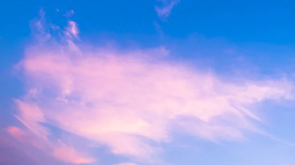Abstraktní Obloha Modré Nebe Horizontální Krásnou Nadýchané Nadýchané Mraky Slunečním — Stock fotografie