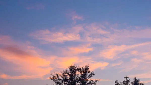 Abstrakter Himmel Blauer Himmel Horizontal Mit Schönen Geschwollenen Flauschigen Wolken — Stockfoto