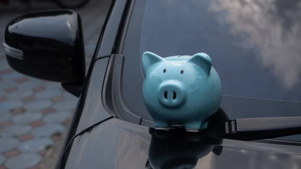Piggy Bank Bil Spara Pengar För Att Köpa Bil Spara Stockbild