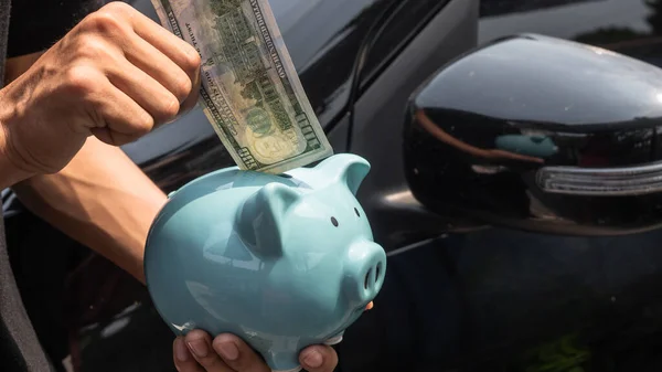 Ein Junger Mann Steht Vor Einem Auto Und Steckt Geld Stockbild