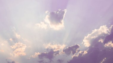 Kırsal alanda yeşil pirinç tarlası olan renkli gündoğumu gökyüzü. peyzaj arka planı.