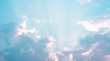 Güneş batmadan önce gökyüzünde soyut stratus bulutları yükselir. İlkbahar havası sersemletir. güzel bulutlar arka plan.