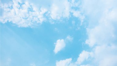 Soyut stratus bulutları yağmurdan önce gökyüzünde yükselir. İlkbahar havası sersemletir. Güzel bulutlar.