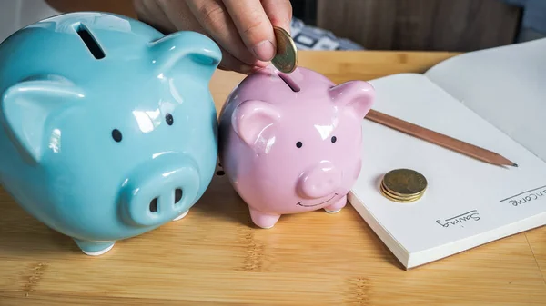 Una Mano Está Poniendo Las Monedas Una Alcancía Rosa Fondo —  Fotos de Stock