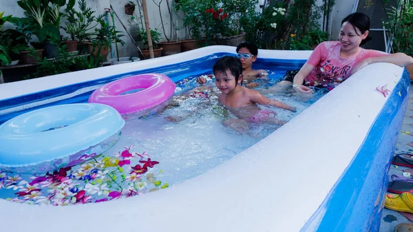 Rodina Relaxuje Malém Bazénu Aby Uvolnila Teplo Létě Doma Květiny — Stock fotografie