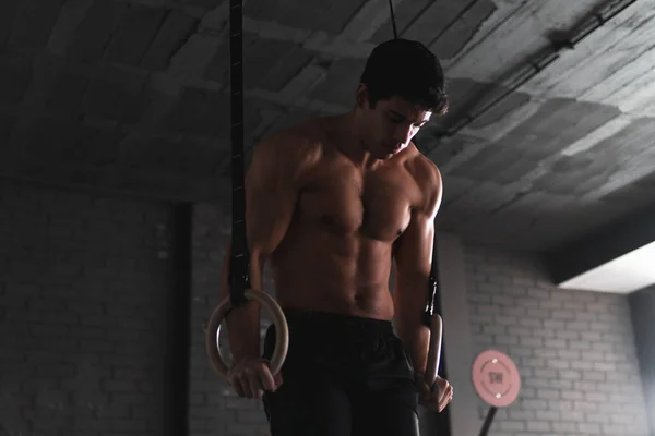 Young Shirtless Muscle Athlete Doing Ring Dips Crossfit Gym Professional — Stock Photo, Image