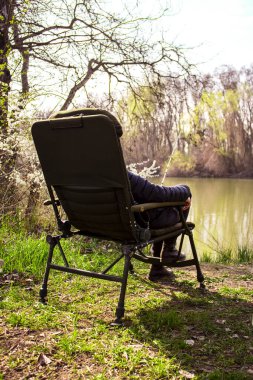 boş zaman harcamak: nehirde balık tutmak