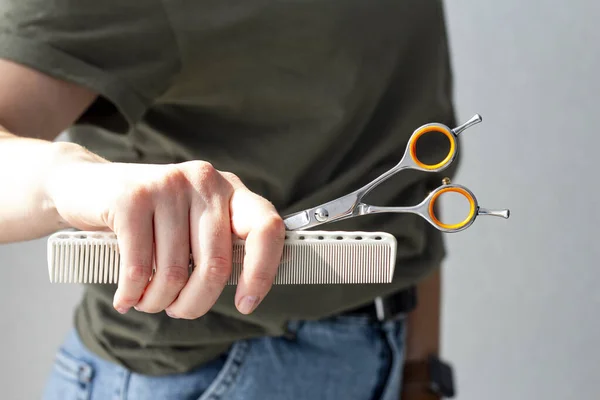 Kappersgereedschap Handen Van Het Meisje — Stockfoto