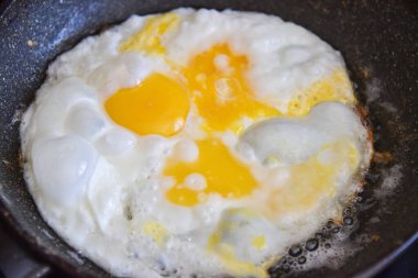 Tavada yumurta, sıcak iştah açıcı yemek.