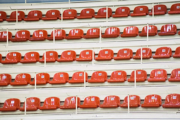 Порожній Пластиковий Червоний Ряд Сидінь Стадіоні Приміщенні Шоу Або Спортивне — стокове фото