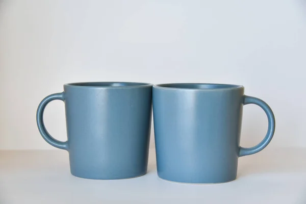 两个咖啡杯放在明亮厨房的白桌上 — 图库照片