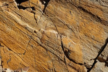 Kaya dokusu ve yüzey arkaplanı. Çatlak ve yıpranmış doğal taş zemin.