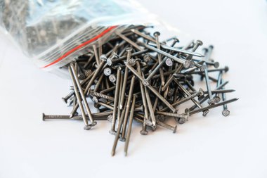 Çiviler ambalajdan düştü. Beyaz izole arkaplanda çiviler.