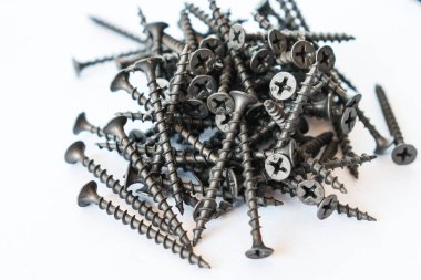 Siyah vidalar. Siyah vidalar beyaz arka planda yığılmıştır