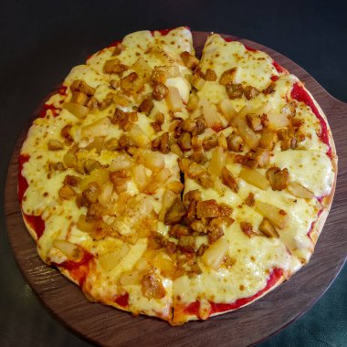 Ahşap tepside ev yapımı etli pizza..