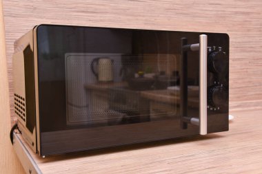 Mikrodalga fırının görüntüsü. Modern mikrodalga fırın. Ön manzara. mikrodalga fırın evde.