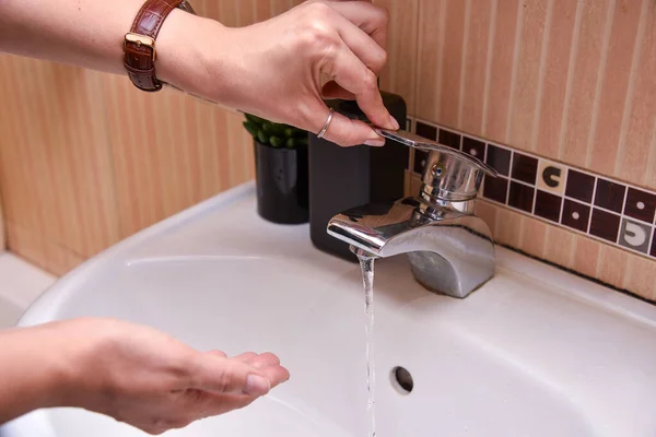 Πλύσιμο Των Χεριών Σούπα Κάτω Από Τρεχούμενο Νερό Στο Μπάνιο — Φωτογραφία Αρχείου