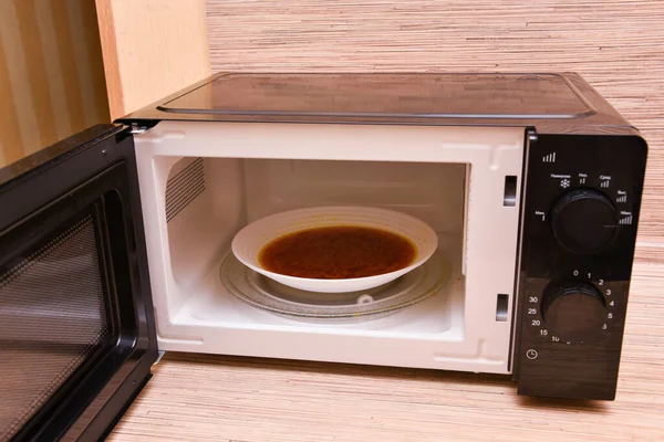 Offene Mikrowelle Mit Suppe Drinnen Bild Der Mikrowelle Moderne Mikrowelle — Stockfoto