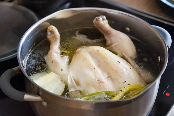 Pollo Intero Zuppa Cottura Padella Sul Fornello — Foto Stock