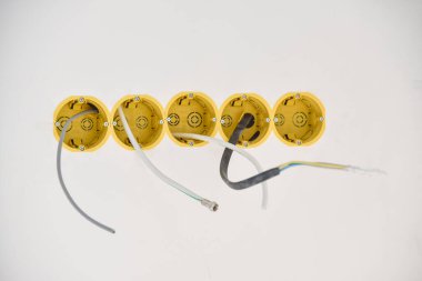 Kablolu sarı duvar prizlerinin kurulumu.