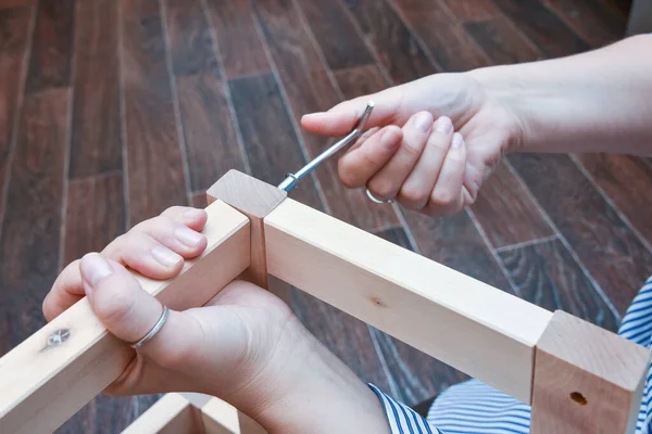 Mani Donna Assemblaggio Mobili Legno Con Strumenti Durante Isolamento Quarantena — Foto Stock