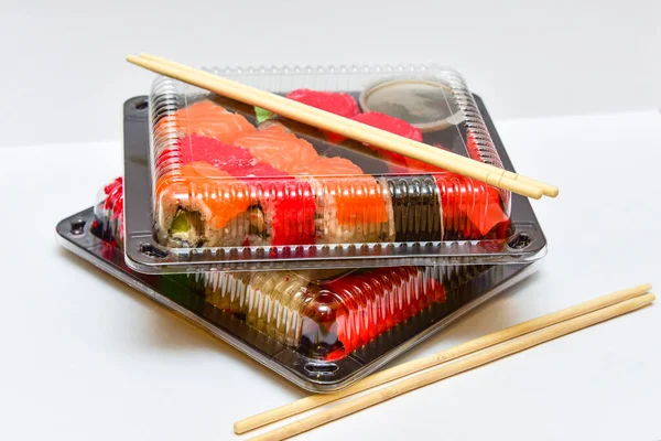 Embalagem Rolos Sushi Recipiente Plástico Sobre Fundo Branco — Fotografia de Stock