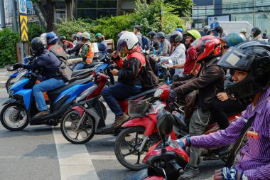 Bangkok, Tayland - 11 Ocak 2019: Bangkok, Tayland 'da tanımlanamayan motosiklet sürücüleri. Motosikletler genellikle Tayland 'da taşınmak için kullanılır.