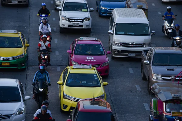 Bangkok Tailândia Janeiro 2019 Motociclistas Não Identificados Tráfego Carros Táxi — Fotografia de Stock