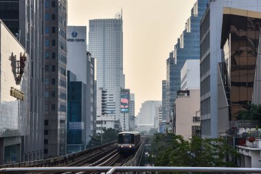 Bangkok, Tayland - 11 Ocak 2019: BTS Sky Train Bangkok şehir merkezinde çalışıyor. Gökyüzü treni Bangkok 'taki en hızlı ulaşım modudur..