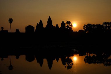 Angkor Wat siluetinin güzel manzarası ve gün doğumunda göldeki yansıması..