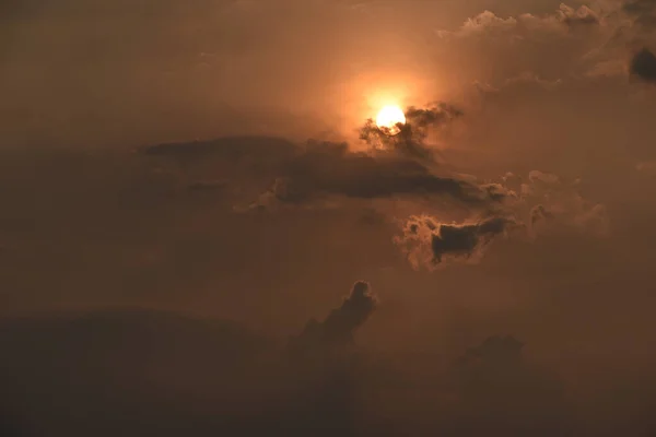 Vacker Grumlig Solnedgång Himmel Ljus Sol Kikar Stormmolnen Solnedgångens Färger — Stockfoto