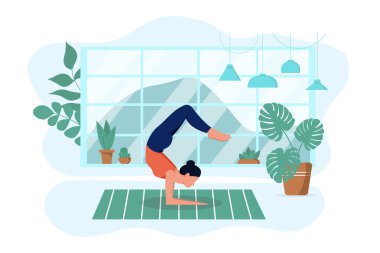 Kız oturma odasında yoga yapıyor. 