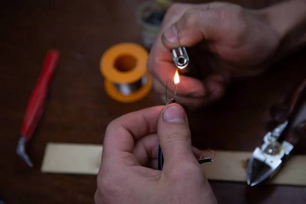 Ein Mann Arbeitet Mit Einer Lötlampe Repariert Elektronik — Stockfoto