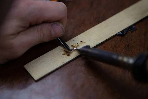 Hombre Trabaja Con Soplete Repara Electrónica —  Fotos de Stock