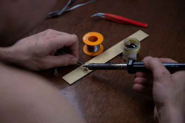 Ein Mann Arbeitet Mit Einer Lötlampe Repariert Elektronik — Stockfoto