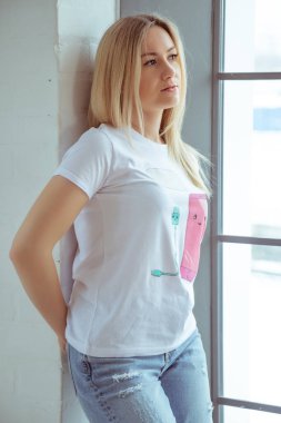 Yalnızlık yalnızlıktır, güzel bir kız büyük bir pencerede oturur ve üzülür. Avrupa kadın portresi