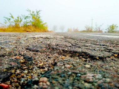 Peyzaj arazisi, bozuk yol, yakın çekim kötü asfalt, renk taşı.
