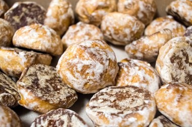 Çay partisine geleneksel Rus keki, tatlı zencefilli çörek.