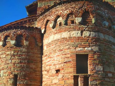 İki kule. Antika mimari. Pencereli yuvarlak duvarlar. Kırmızı tuğlalar, dokuma evi, duvarlarda desen. Bulgaristan 'ın Nesebar kentindeki tarihi eser şatosu.