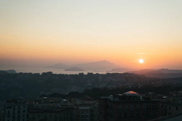 Günbatımı arka planında Napoli 'nin hava görüntüsü, İtalya