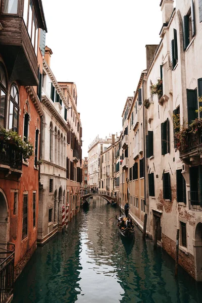 Venedik, İtalya 'da gondollu Köprü Kanalı Caddesi  