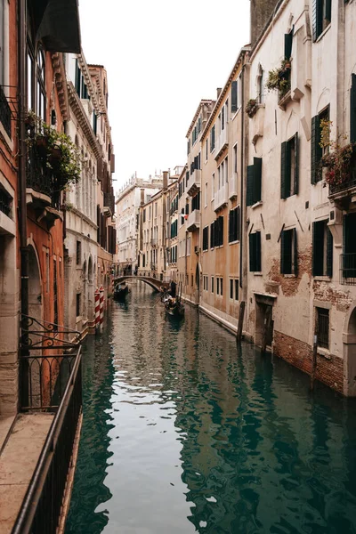 Bridge Kanal Gata Med Gondoler Venedig Italien — Stockfoto