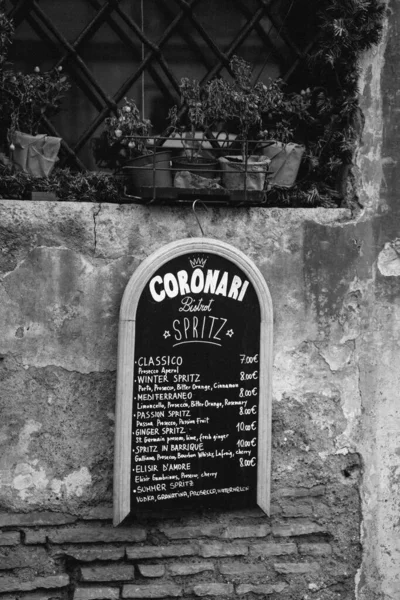 Roma, İtalya - 28 Ekim 2020 / kokteyl kartı