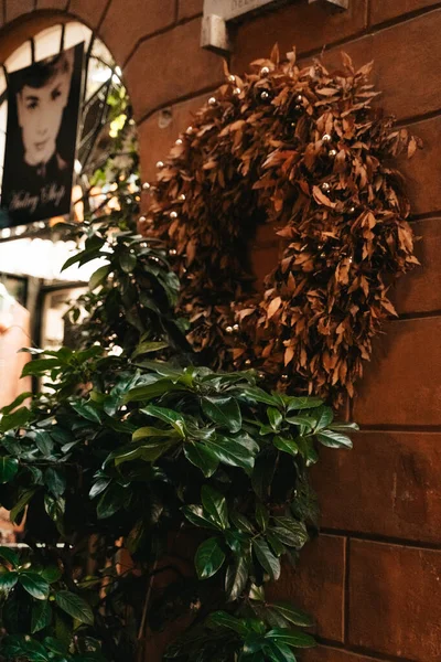 Roma, İtalya - 28 Ekim 2020 Duvarda çiçek çelengi 